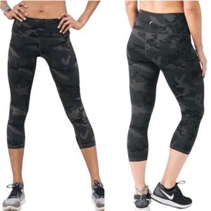 ⭐️2/$10 ZYIA Crop Leggings Camo High Rise Size 6-8 Medium
